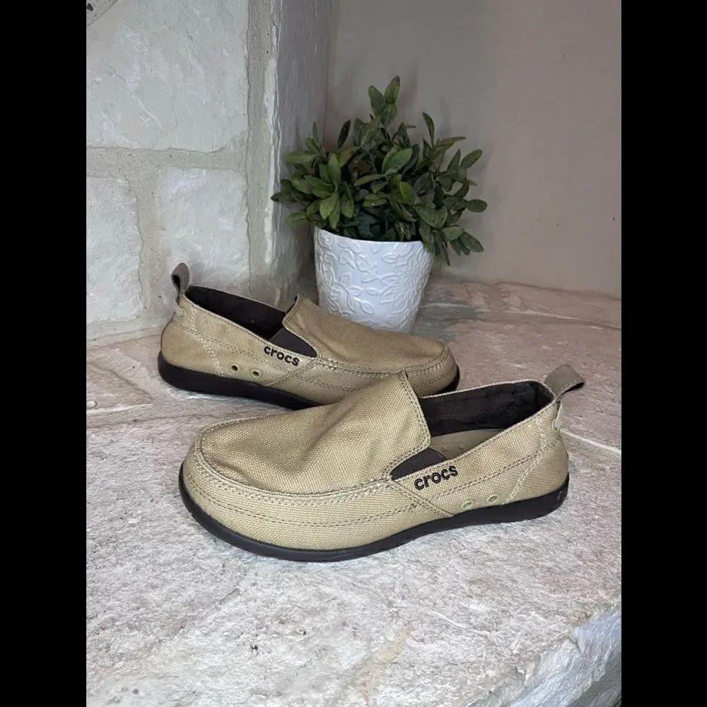 Crocs Walu Tan Slip On canvas Loafers sz 7